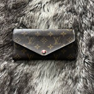 Woman’s LV wallet
